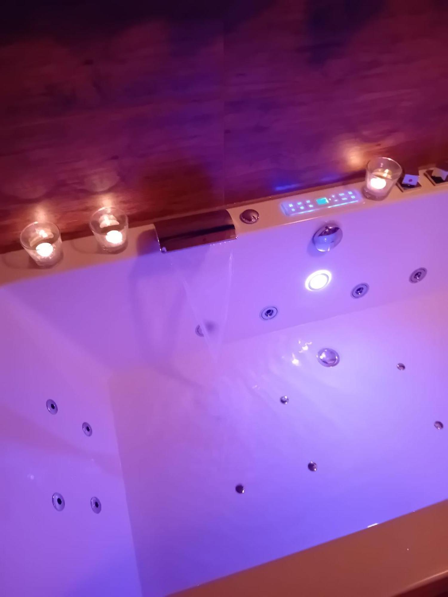 Wellnessoase Mit Sauna Und Whirlpool 因泽尔 外观 照片