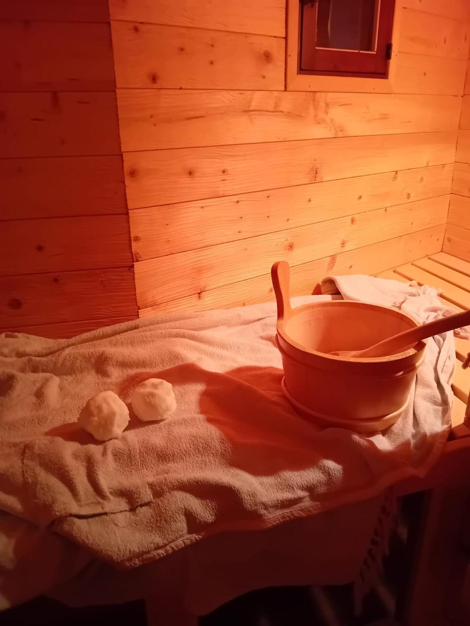 Wellnessoase Mit Sauna Und Whirlpool 因泽尔 外观 照片