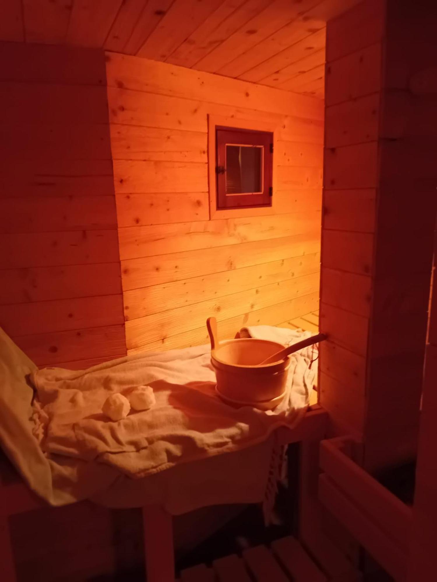 Wellnessoase Mit Sauna Und Whirlpool 因泽尔 外观 照片