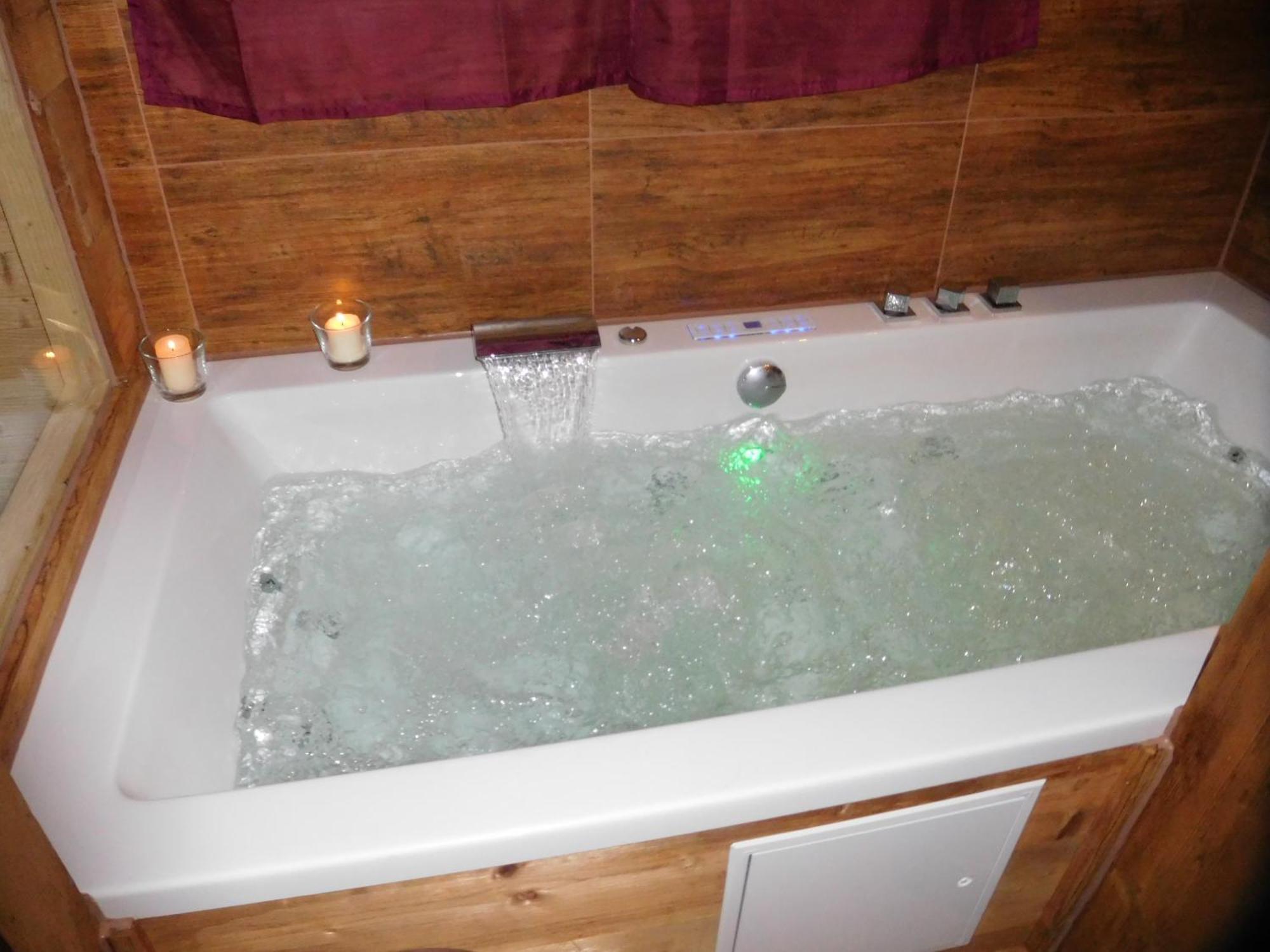 Wellnessoase Mit Sauna Und Whirlpool 因泽尔 外观 照片