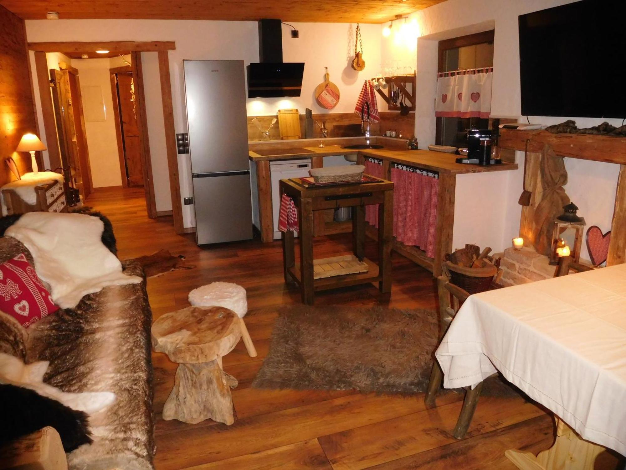 Wellnessoase Mit Sauna Und Whirlpool 因泽尔 外观 照片