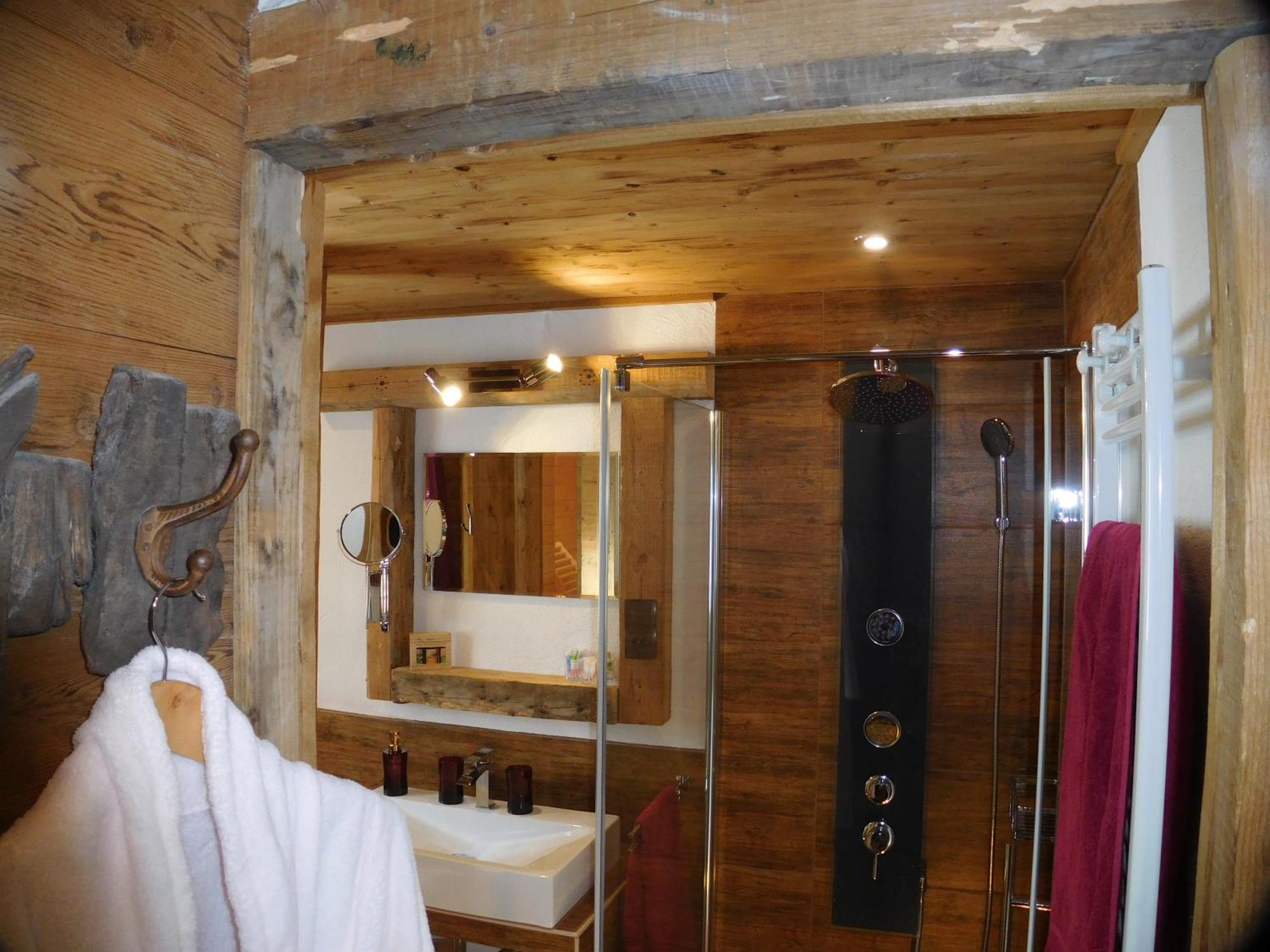 Wellnessoase Mit Sauna Und Whirlpool 因泽尔 外观 照片