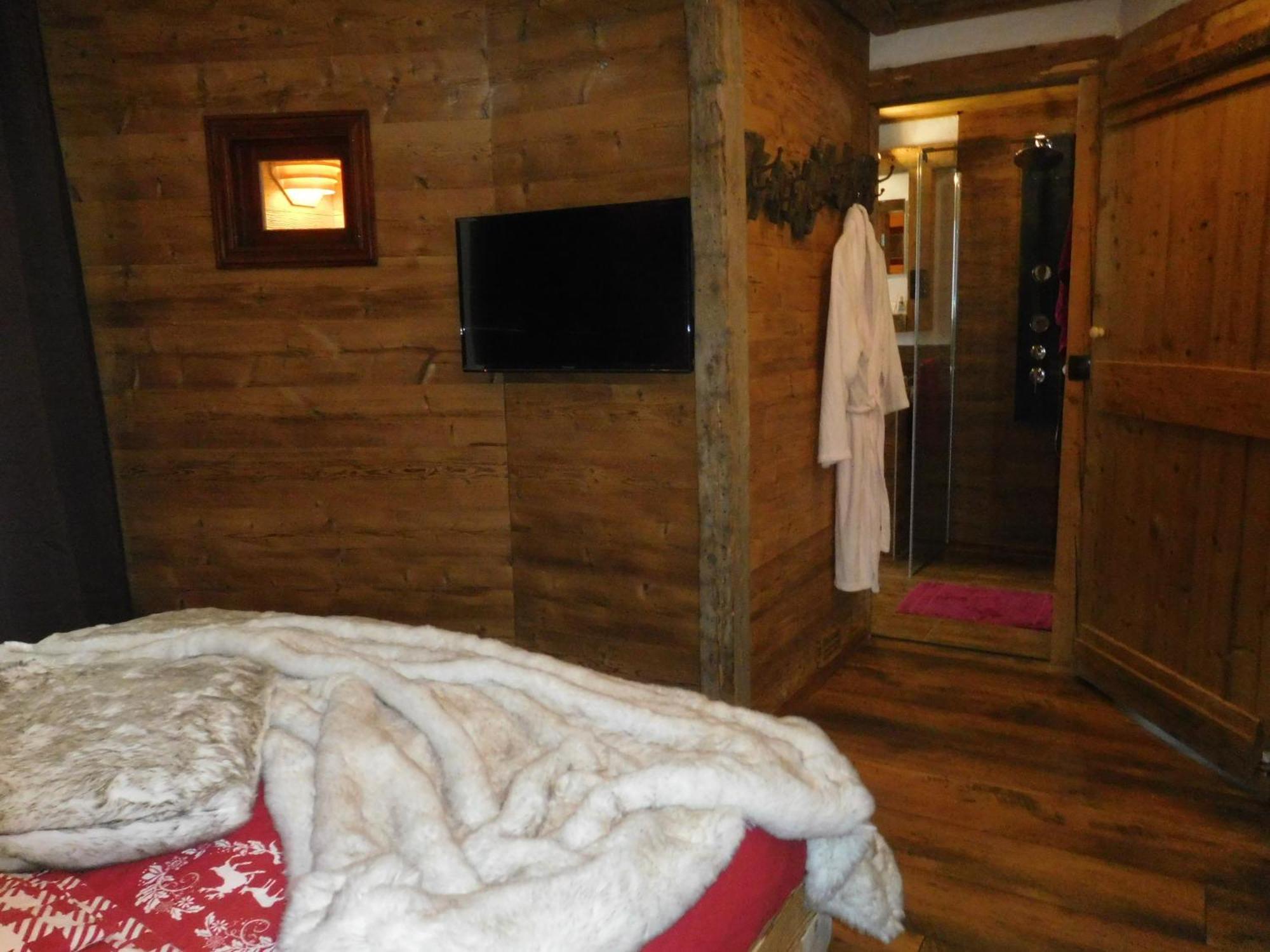 Wellnessoase Mit Sauna Und Whirlpool 因泽尔 外观 照片