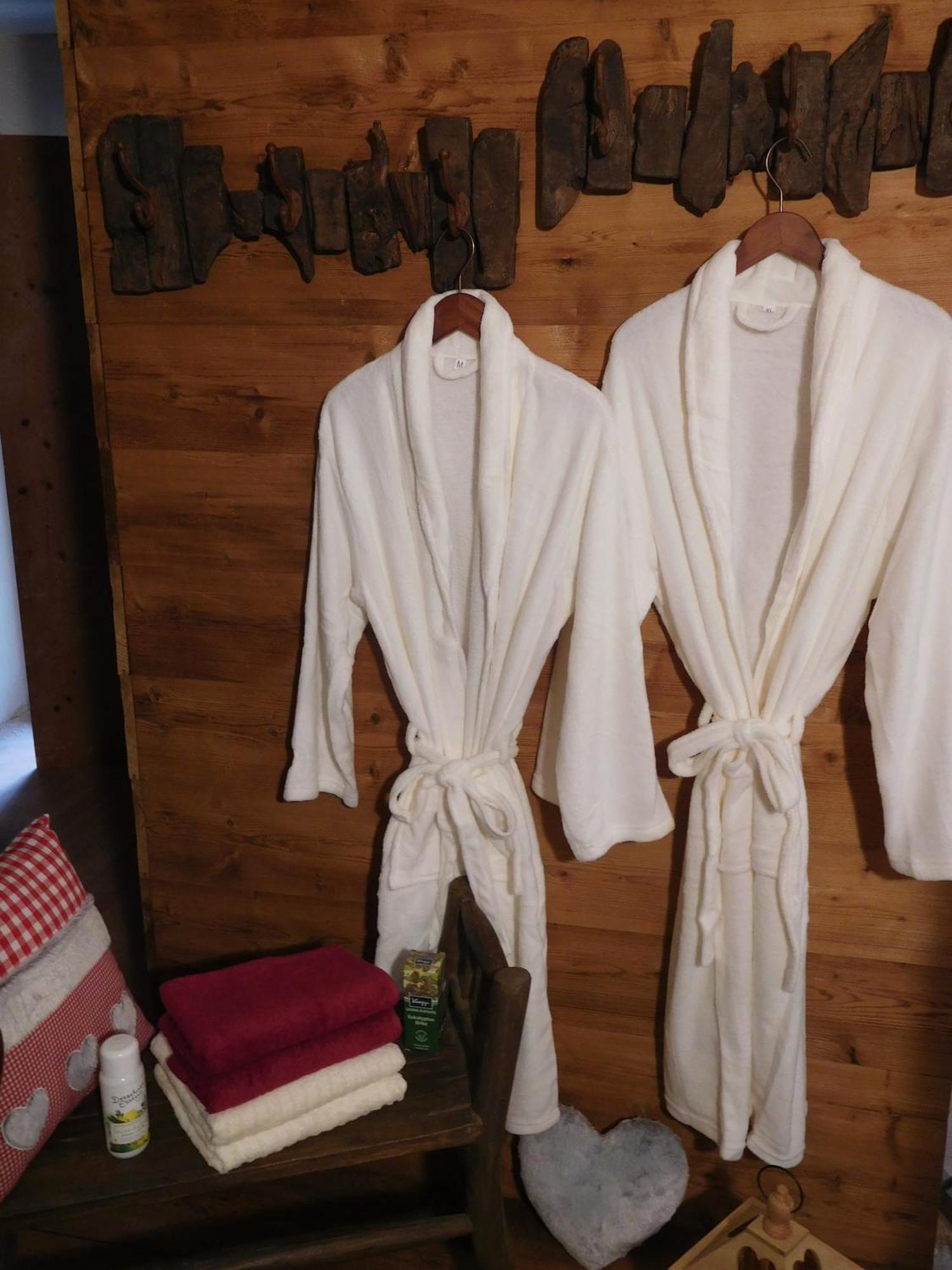 Wellnessoase Mit Sauna Und Whirlpool 因泽尔 外观 照片